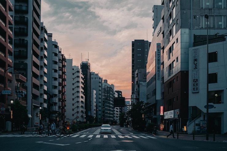 Photo 空に照らされた建物の中の通り