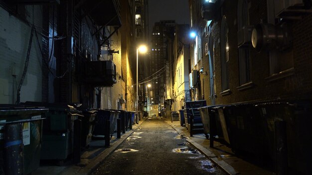 写真 夜の建物の中の通り