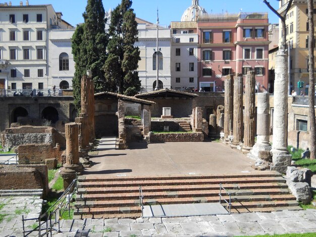 Foto strada tra gli edifici della città contro il cielo