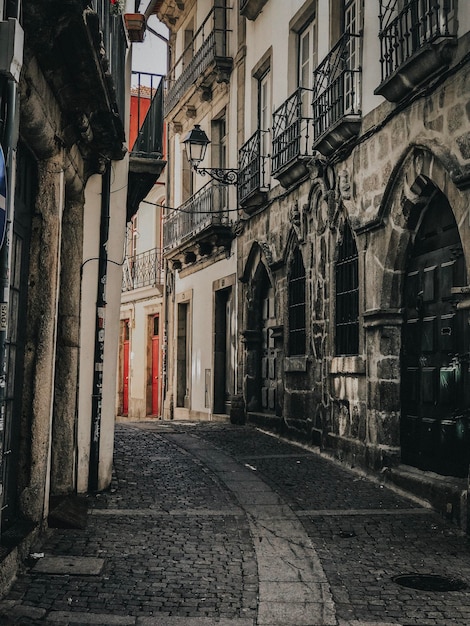 Photo street amidst buildings in city