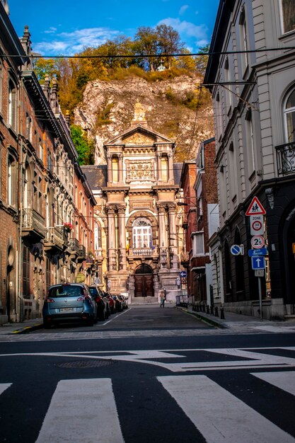 Photo street amidst buildings in city