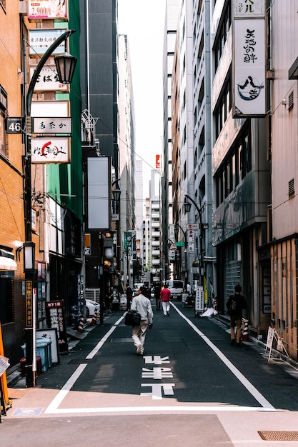 街の建物の中の通り