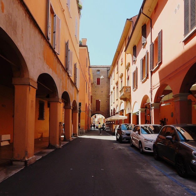 Foto strada tra gli edifici della città