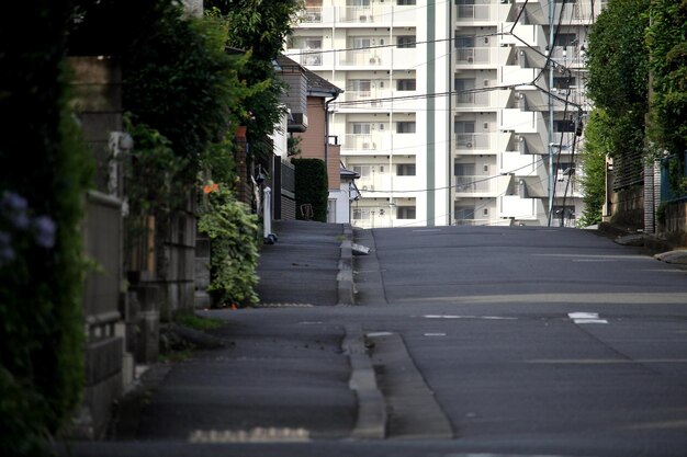 街の建物の中の通り