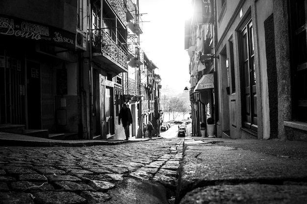 Foto strada tra gli edifici della città