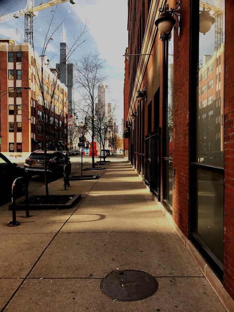 Photo street amidst buildings in city