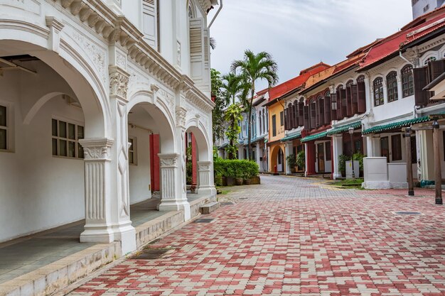 Foto strada tra gli edifici della città