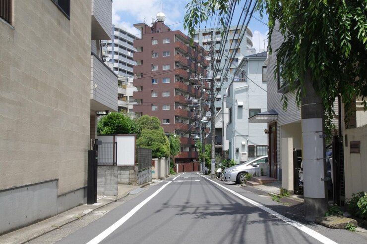 Photo 街の建物の中の通り