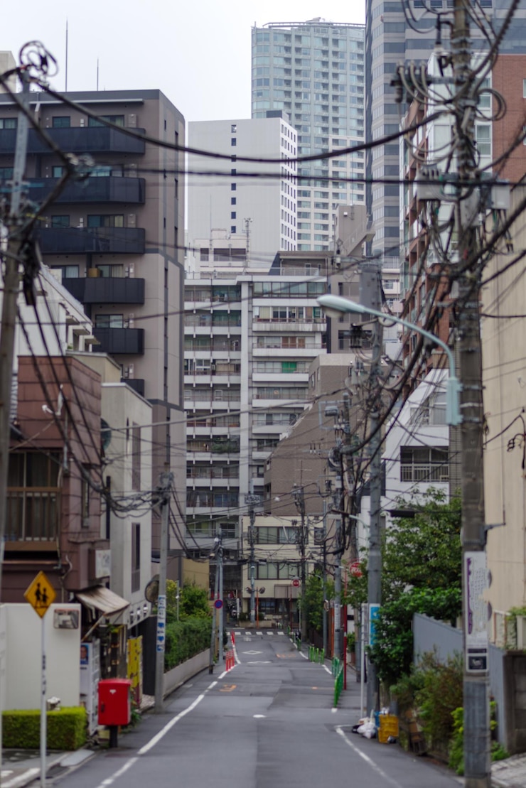 Photo 街の建物の中の通り