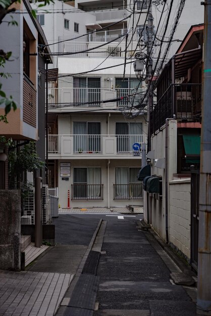 Photo street amidst buildings in city