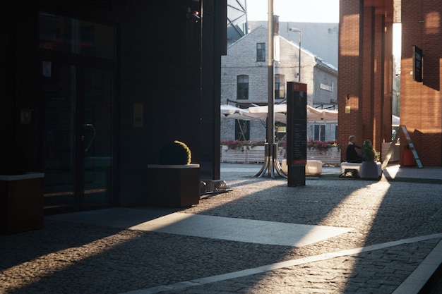 Фото Улица среди зданий в солнечный день