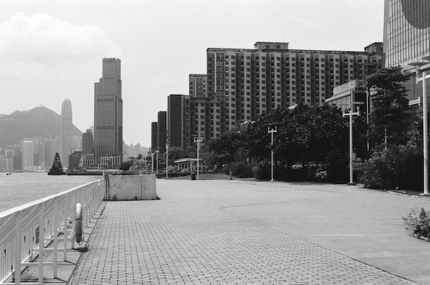 写真 空の向こうにある街の建物の中の通り