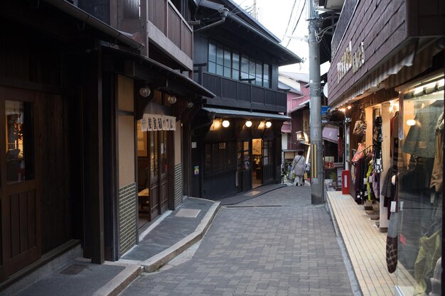 写真 街の建物の中の通り