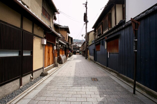 写真 街の建物の中の通り