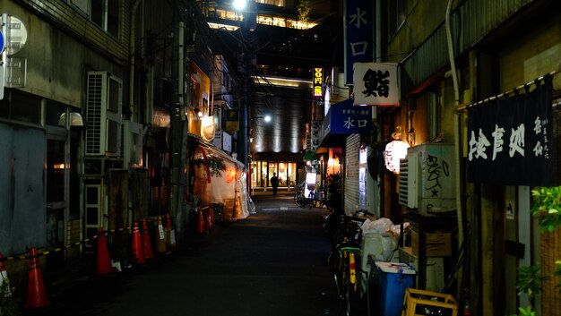 Photo street amidst buildings at night