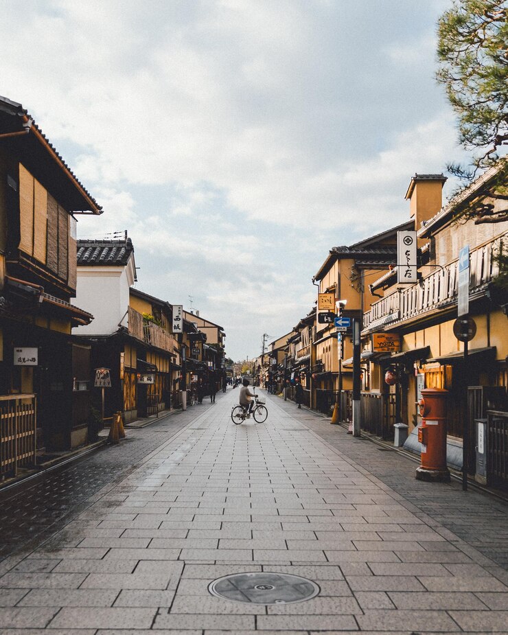 Photo 空に照らされた町の建物の中の通り