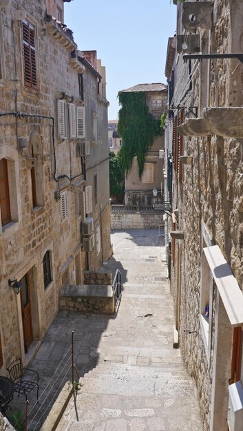 Photo street amidst buildings in town