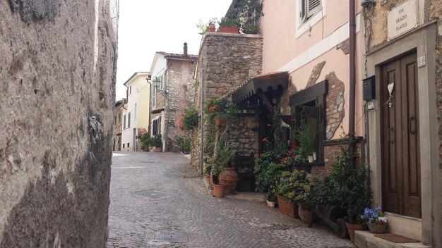 Foto strada tra gli edifici