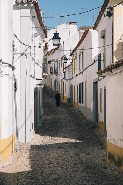 Photo street amidst houses against sky