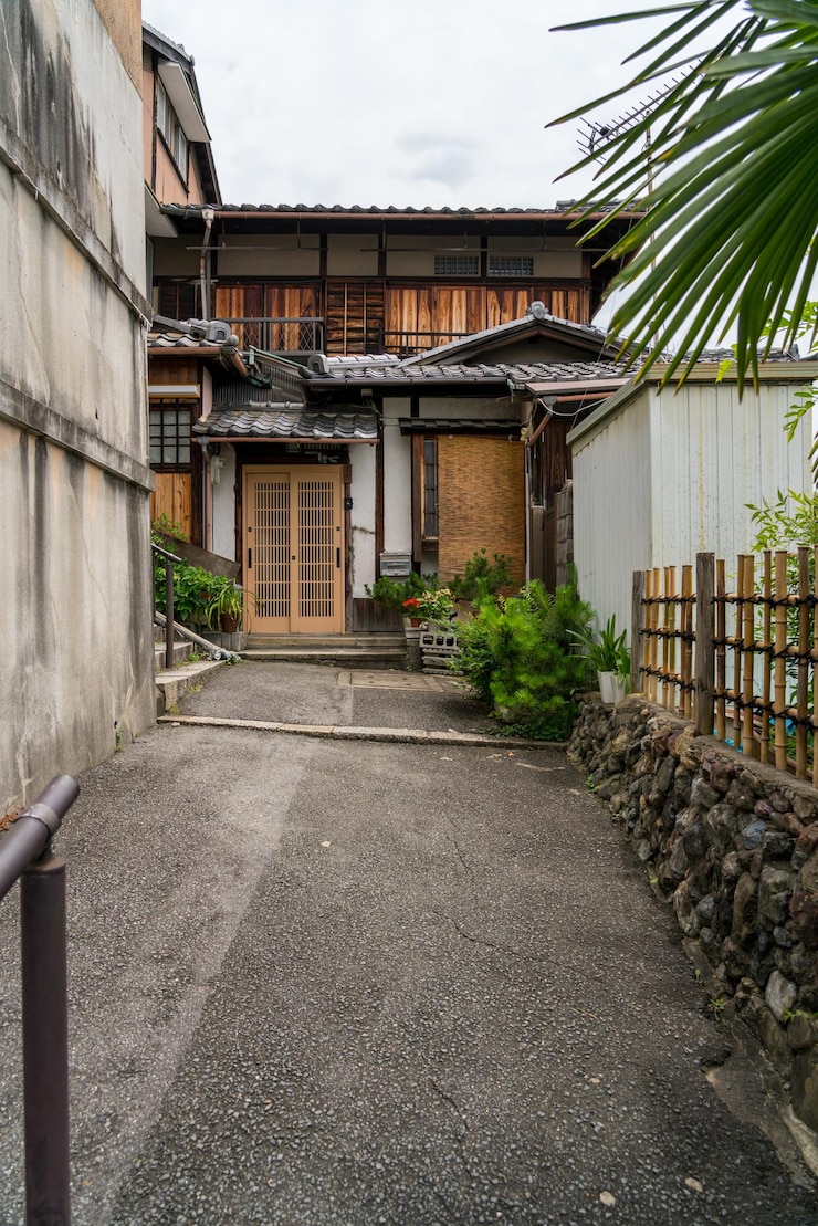 Photo 空に照らされた家や建物の中の通り
