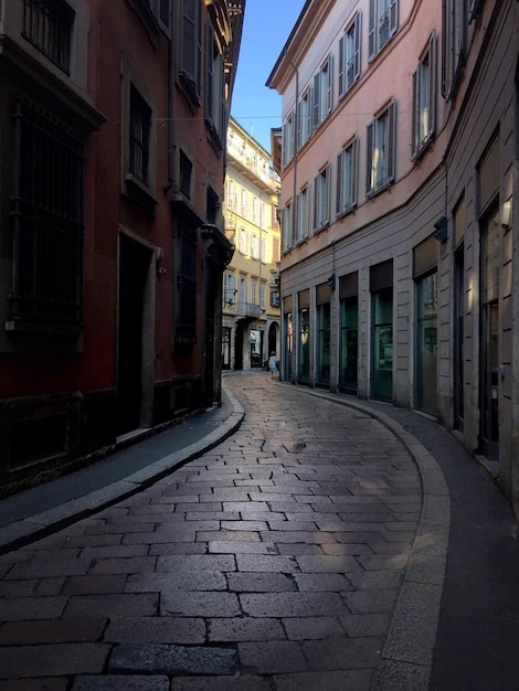 Photo street amidst residential buildings