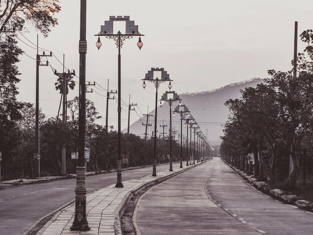 Foto strada in mezzo agli alberi contro il cielo