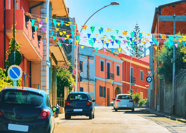 写真 イタリア、サルデーニャ島、カルボーニアイグレージアス州のサンタディの町の道路の通り