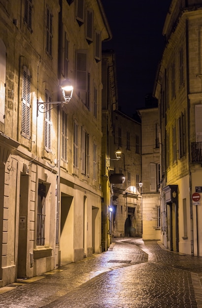 夜のフランスのアヴィニョンの通り