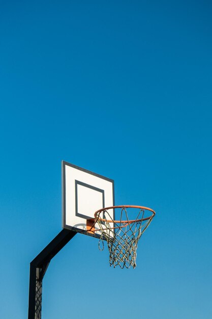 写真 鮮やかな空のストリート バスケット ボール フープ背景クリエイティブ ミニマルなストリート バスケット ボール ループ バスケット