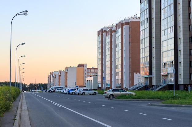Улица рядом с зданиями на фоне неба в городе
