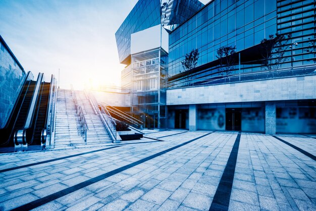 Photo street by buildings against sky during sunset