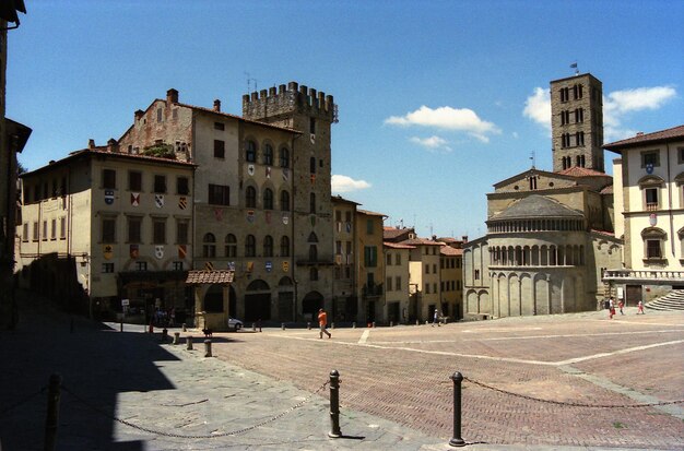 Foto strada da edifici in città contro il cielo