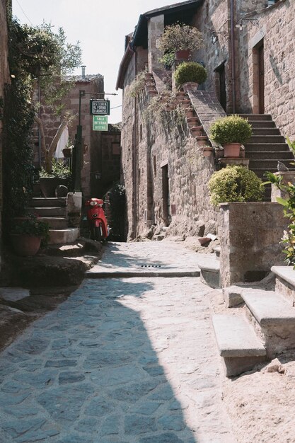 Foto strada per vecchio edificio