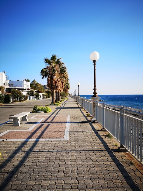 Foto strada sul mare contro un cielo limpido