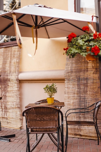 Фото Уличное кафе в старом городе пустые столы и стулья осенний вид на город винтажный стиль модные нейтральные цвета
