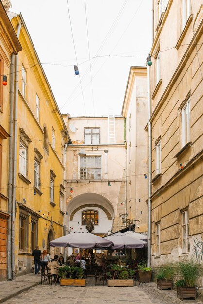 Photo street cafe on the street of the old city