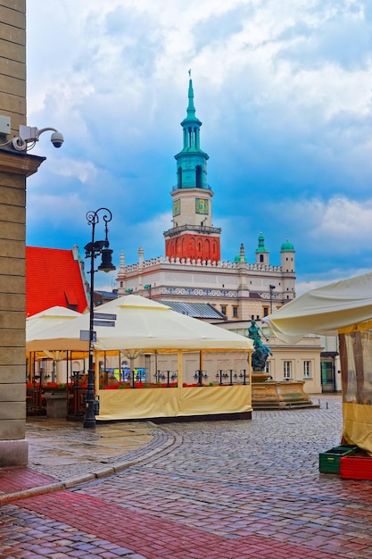 폴란드 포즈난(Poznan) 시내 중심가에 있는 구시장 광장(Old Market Square)에 있는 넵튠 분수(Neptune Fountain)에 있는 거리 카페. 배경에 구시청사 첨탑