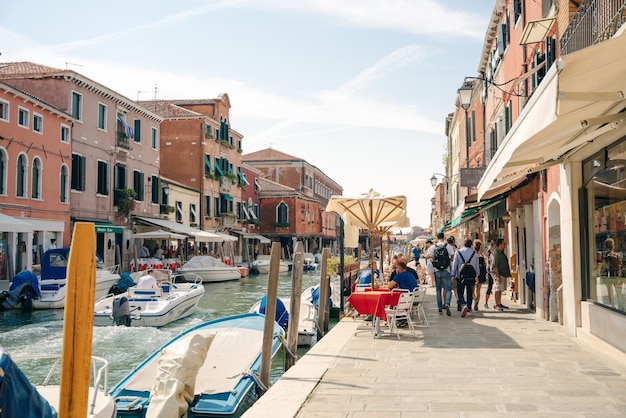 Улица канала на острове Мурано, Венеция, Италия, ноябрь 2021