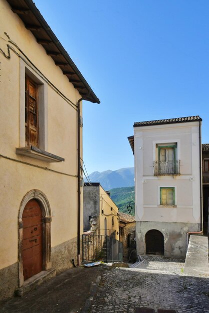 Foto una strada di cansano, un villaggio di montagna in abruzzo, in italia