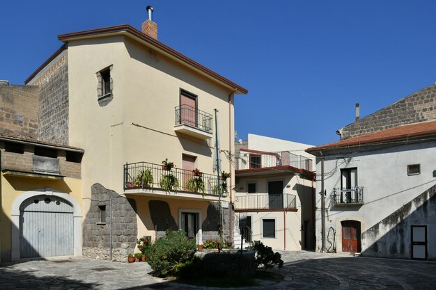 Foto una strada di castelvenere, una città della campania, in italia