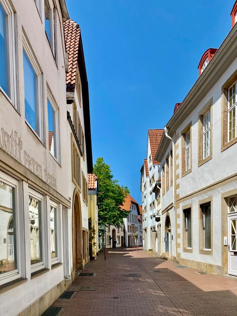 Photo a street in the city of stuttgart with a sign on the wall saying 