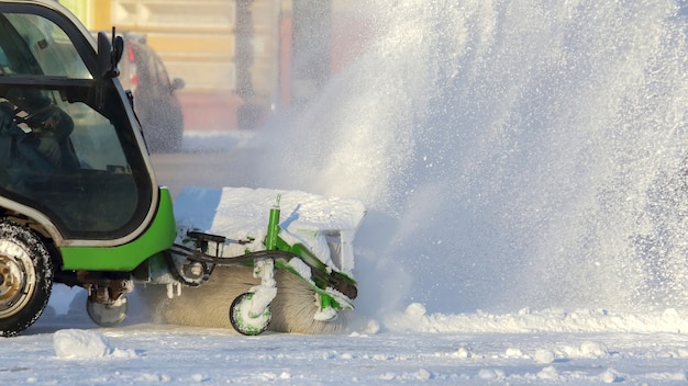 特別な機械の助けを借りて雪から街を掃除する通り。冬の輸送