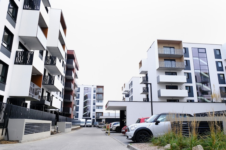 Photo street of cozy courtyard of modern residential buildings district with parked cars.