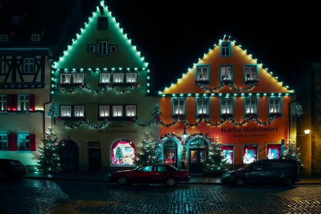 독일 로텐부르크 오브 더 타우버 (Rothenburg ob der Tauber) 에서 새해와 크리스마스 시장을 위해 장식된 거리