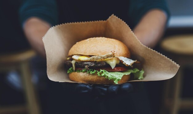 Foto hamburger di fast food di strada con bistecca alla griglia