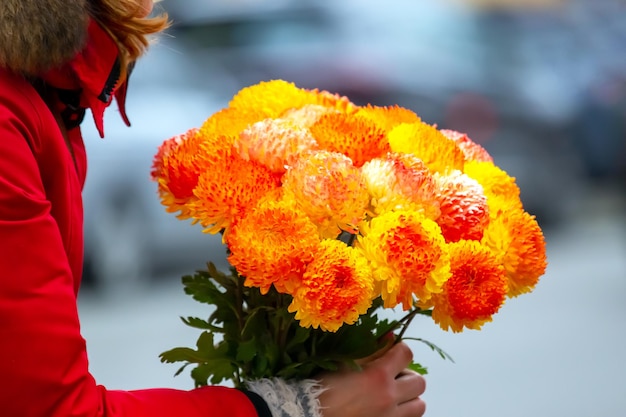 通りの花屋が花束に花を選ぶ