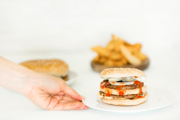 屋台の食べ物ビーフカトレットバーガー。食品デリバリー。