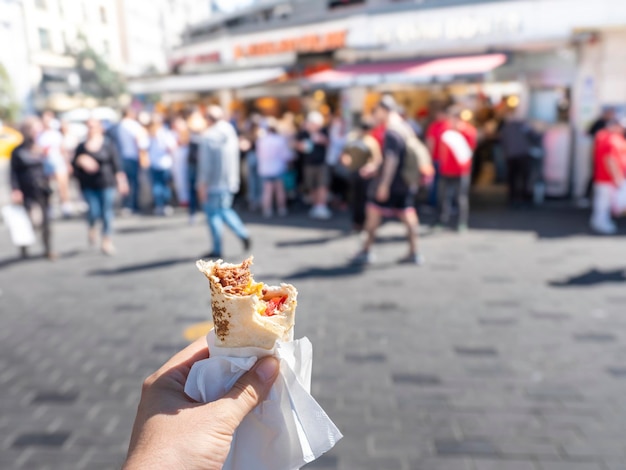 Photo street food doner hand holding doner food