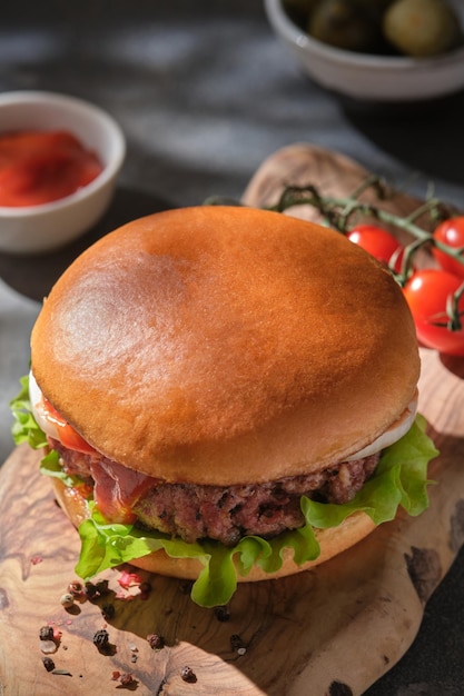 Foto cibo di strada fast food hamburger succosi fatti in casa con cipolla di manzo e insalata verde sulla tavola di legno