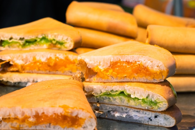아시아의 길거리 음식 시장. 카운터에 다른 충전재가 있는 샌드위치